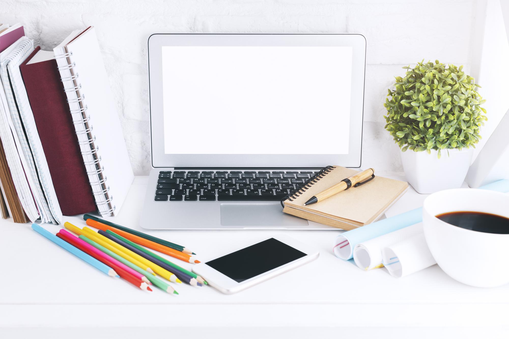 Pacchetti di corso presentati su desk creativo